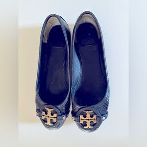 Tory Burch ballet flat, dark navy, no elastic on the back snd good condition.